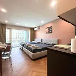 Miramar Front Family Deluxe No Swim Pool Access 阳光海滩